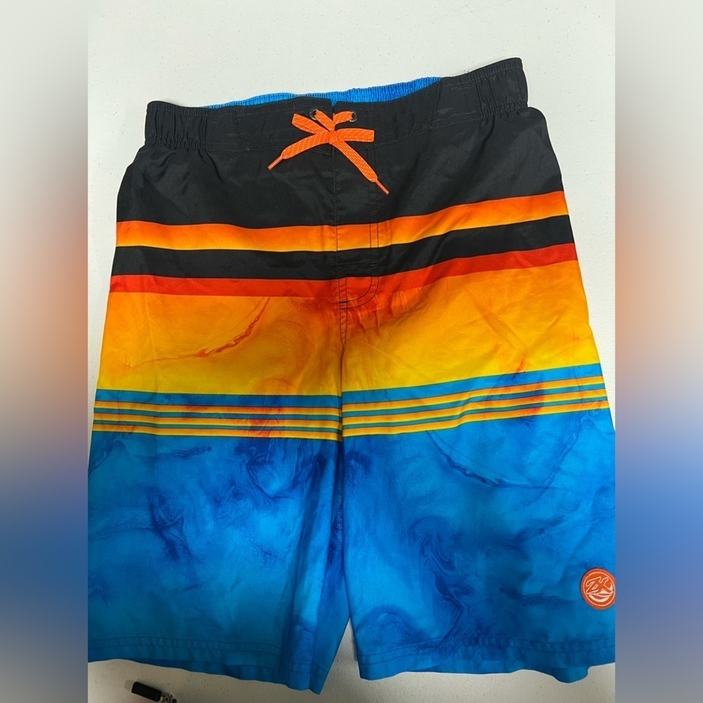 ZERO X POSUR BOYS ABOVE THE KNEE STRIPPED SHORTS SWIMMING TRUNKS.
LARGE 14-16